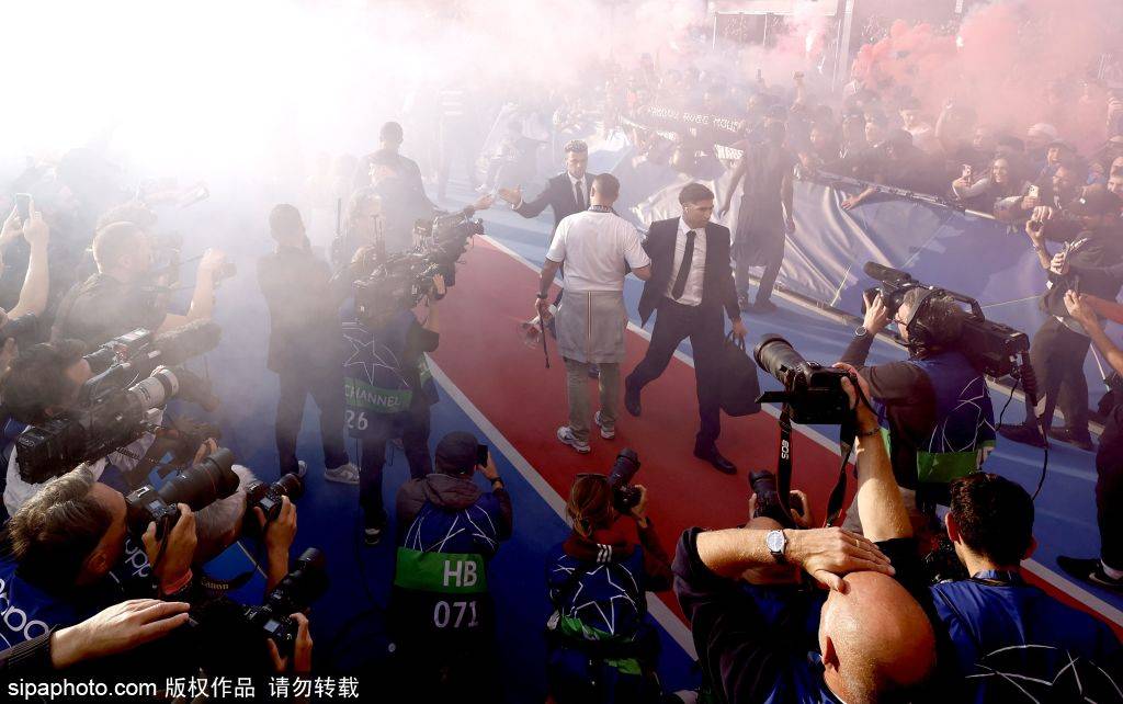 西甲双雄风云再起:皇马主帅悬念迭出,巴萨财政危机重重,女足欧冠战火升级!